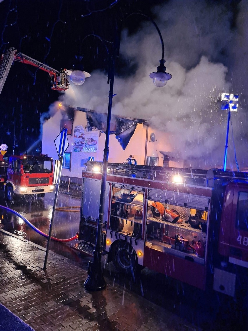 Ogromny pożar budynku mieszkalno – gospodarczego gdzie działała pizzeria na rynku w Siennie. Było zagrożenie wybuchu gazu. Zobaczcie zdjęcia