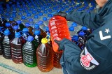 Ponad 3200 litrów bimbru przechwycone. Nielegalny alkohol funkcjonariusze podlaskiego KAS znaleźli na posesji w Czarnej Białostockiej