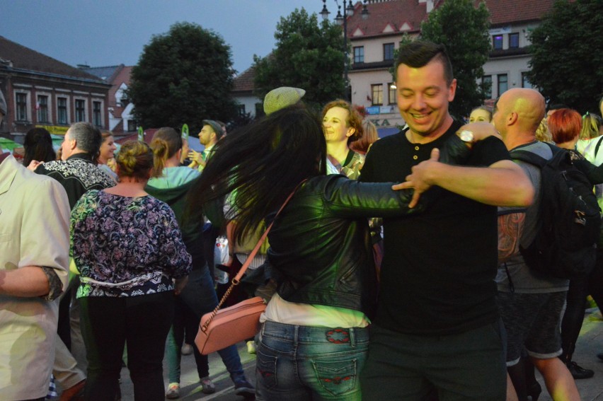 Myślenice. Publiczność wstała w krzeseł. Tak tańczono na Rynku!