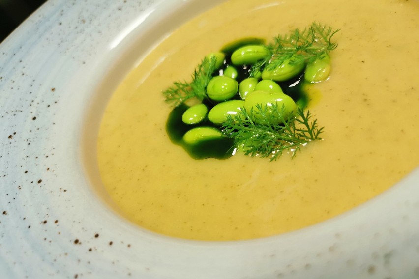 W menu wegetariańskim można spróbować zupy krem z pomidorów...