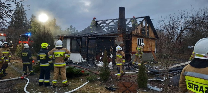 Pożar zniszczył dom w Nowym Brusie. Z ogniem walczyło 36 strażaków