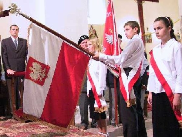 Pierwszy poczet sztandarowy Szkoły  Podstawowej w Wałdowie Szlacheckim.