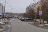 Ul. Powstańców Warszawy w Stargardzie zastawiona nieprawidłowo zaparkowanymi samochodami