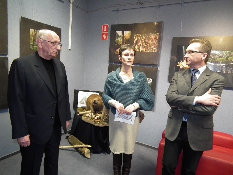 O autorze wystawy ( z lewej) mówiła Barbara Polakowska, z...