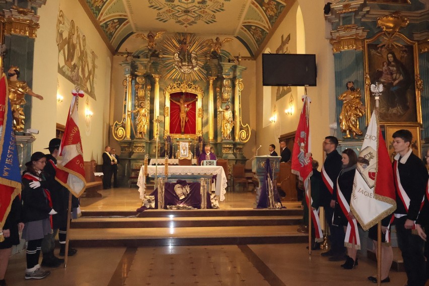 Uroczyste obchody Narodowego Dnia Pamięci "Żołnierzy Wyklętych" w Zwoleniu. Była msza święta i apel pamięci. Zobacz zdjęcia