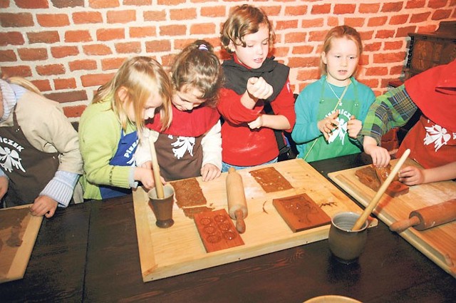 Jedną z atrakcji piernikowej wystawy jest własnoręczny wypiek ciastek. 