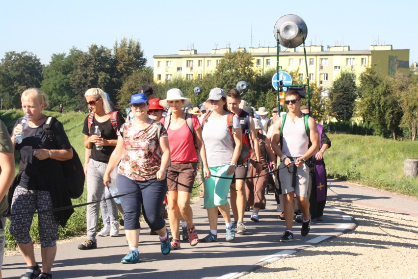 Oświęcimscy pątnicy w pięciu grupach z dekanatów:...