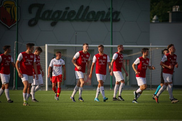 Pilica Białobrzegi (w czerwonych koszulkach) przegrała u siebie z rezerwami ŁKS-u Łódź 1:3.