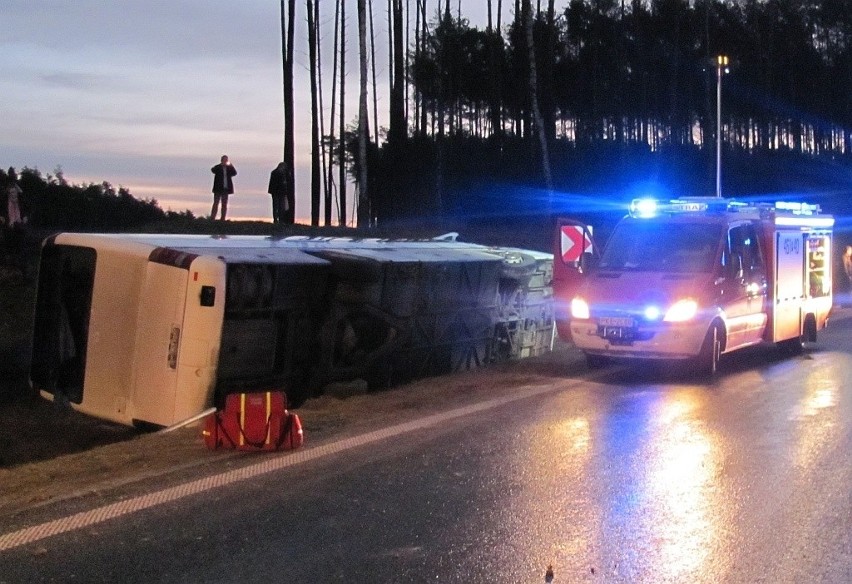 Wypadek autobusu jadącego z Wrocławia. Autokar rozbił się na drodze S8 (ZDJĘCIA)