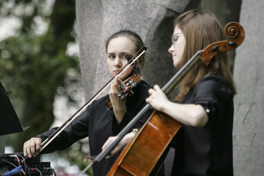 To był przedostatni koncert z cyklu Garden Party u Karola,...