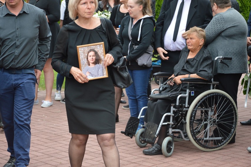 Pogrzeb Karoliny z Dzierzgowa. Zabił ją 22-letni mężczyzna...
