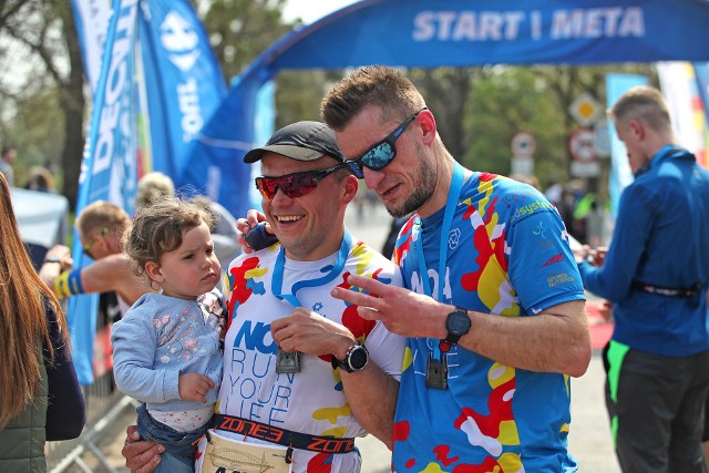 440 osób przekroczyło metę 4. H20 Wrocław-Siechnice Półmaratonu. Pogoda dopisała biegaczom, padło kilka wartościowych wyników. Wśród panów zwyciężył Sebastian Gołębiewski (Energia Z Biegania), który dystans 21 km pokonał w czasie 1:15:28. Wśród pań najlepsza była Anna Czerw (Dtr Biega Mario Team, 1:25:27). Organizatorem zawodów było Stowarzyszenie Pro-Run Wrocław. Pełne wyniki można znaleźć TUTAJ -> https://tiny.pl/9swfvBiegłeś? ZNAJDŹ SIĘ NA ZDJĘCIACH! (część II) | Ważne! Do kolejnych zdjęć przejdziesz za pomocą gestów na Twoim telefonie lub strzałek obok.