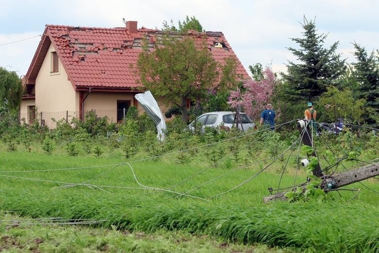 Gmina Wojciechów po trąbie powietrznej. Cały czas wpływają pieniądze na pomoc mieszkańcom