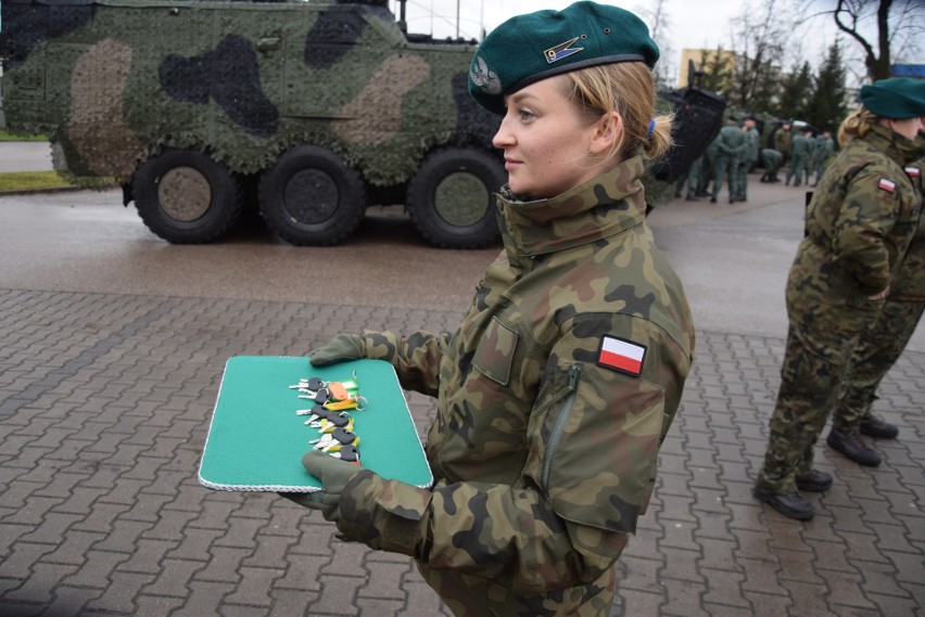 Szef MON-u przekazał sześć Rosomaków żołnierzom 16. Dywizji Zmechanizowanej, którzy służą na polsko-białoruskiej granicy 