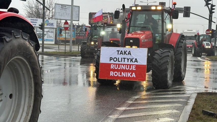 Protestujący rolnicy ponownie wyjechali na drogi powiatu...