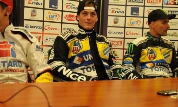 Darcy Ward (w środku) to zawodnik Unibaksu.