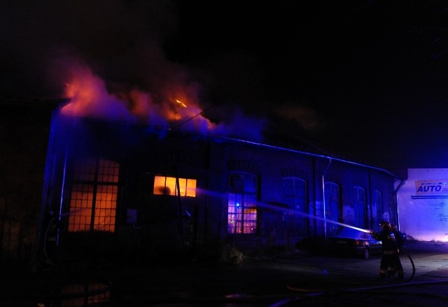 W wyniku pożaru zawalił się dach warsztatów i garaży przy ul. Mariackiej w Przemyślu. Na miejscu pracuje kilkanaście zastępów straży pożarnej.