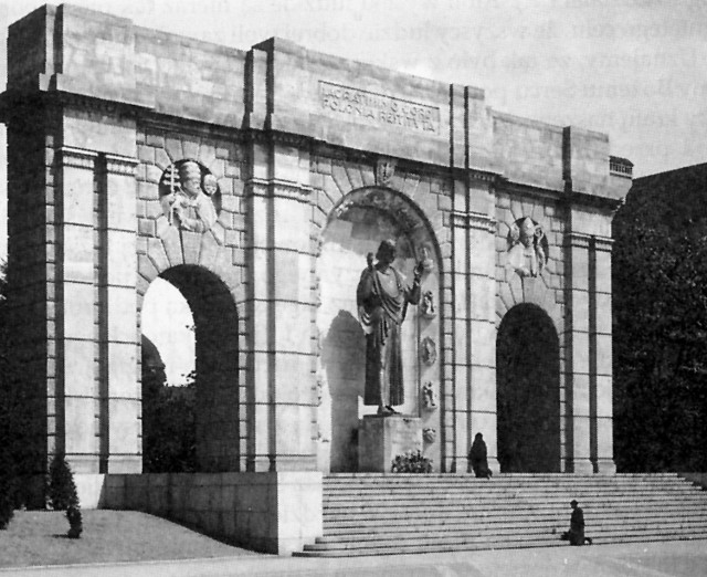 Pomnik Wdzięczności Najświętszemu Serca Pana Jezusa w Poznaniu przetrwał w Poznaniu tylko 7 lat - w październiku 1939 roku został zniszczony przez niemieckie wojsko.