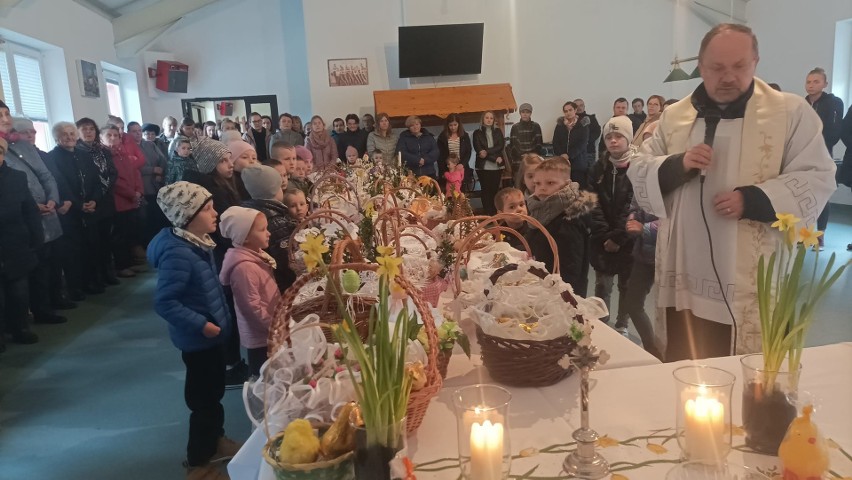 Święcenie pokarmów na stół wielkanocny w parafii Skalbmierz. Tak było w Boszczynku i Baranowie. Świątecznie, radośnie i bardzo kolorowo