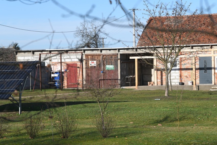 Przed wejściem ostrzegają tabliczki na ogrodzeniu. Ze ściany...