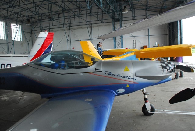 Samoloty w hangarze Aeroklubu Krakowskiego