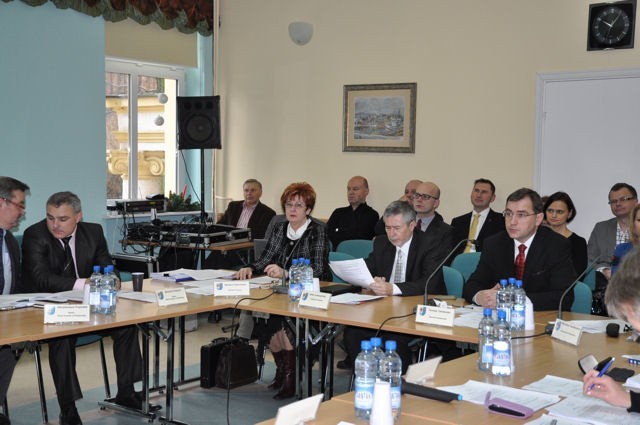 Radni powiatu kołobrzeskiego przyjęli budżet na 2013 rok.