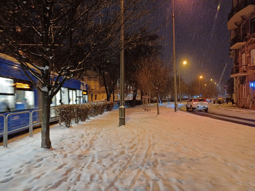 Atak zimy w Krakowie. Trudne warunki na drogach. Nadciąga siarczysty mróz