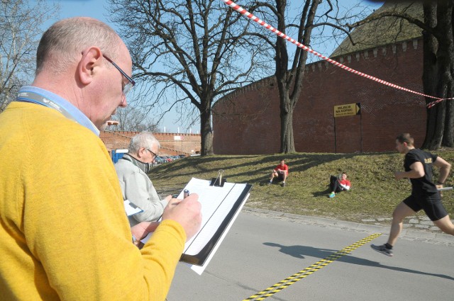 Zgodnie z nazwą biegu, uczestnicy kończyli imprezę pod Kopcem Kościuszki, a startowali z Rynku Gł.