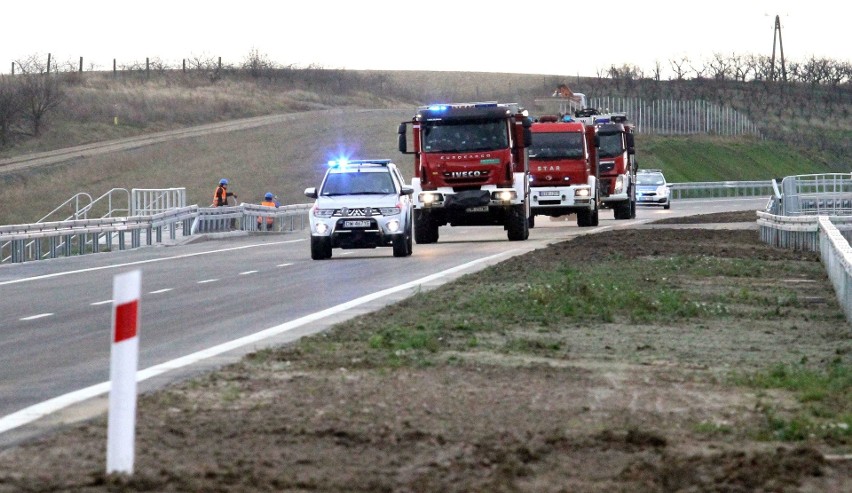 Służby ćwiczą na nowym odcinku S5 pod Trzebnicą. Drogę otworzą przed świętami