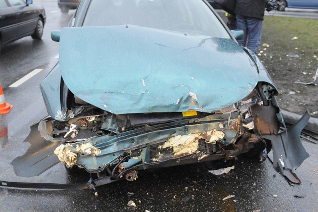 Kierowca forda mondeo, 56-letni mieszkaniec gminy Dobrcz nie odniósł obrażeń. W wypadku brał jeszcze udział samochód Renault Twingo, który został trafiony odłamkami z rozbitych samochodów.