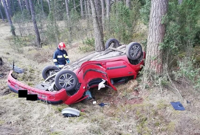 Gaczyska. Wypadek drogowy, samochód dachował i uderzył w drzewo [ZDJĘCIA]