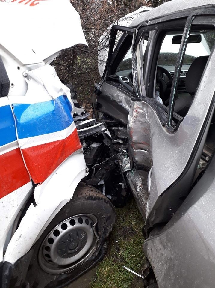Wypadek z udziałem karetki na Dolnym Śląsku, dwie osoby ranne (ZDJĘCIA)