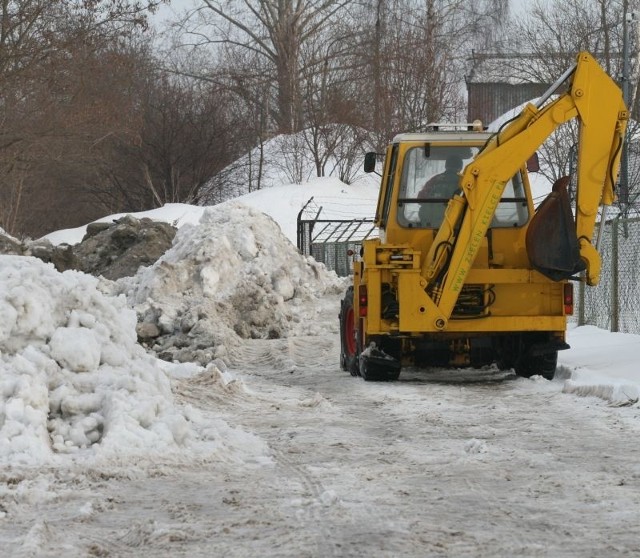 Miejski Zarząd Dróg zamówił koparkę, aby zgarnęła podrzucony śnieg i ludzie mieli dojście do pracy. 