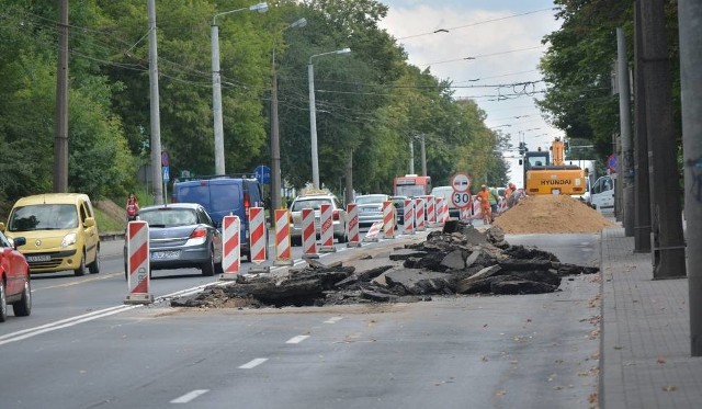 Z powodu budowy obecnie ruch odbywa się połową jezdni