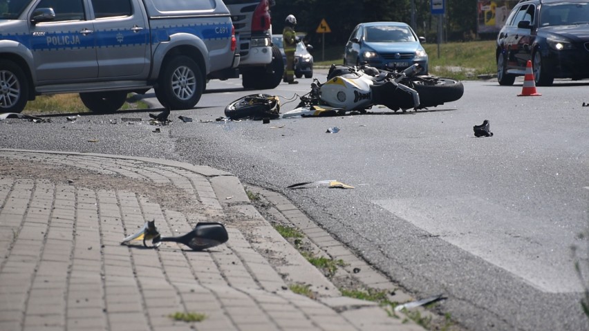 Wypadek w Starorypinie Rządowym niedaleko Rypina. Zderzenie bmw z motocyklem. Zobacz zdjęcia i wideo