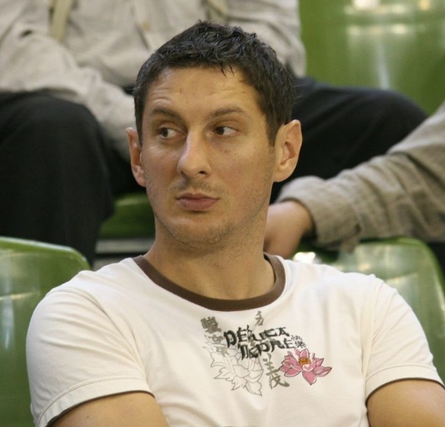 Mirza Dżomba ma 33 lata. Wzrost - 191 cm. Waga - 93 kg. Były reprezentant Chorwacji. Mistrz świata (2003), mistrz olimpijski (2004), wicemistrz świata (2005), wicemistrz Europy (2008). Od czerwca 2010 roku zawodnik Vive Targi Kielce.
