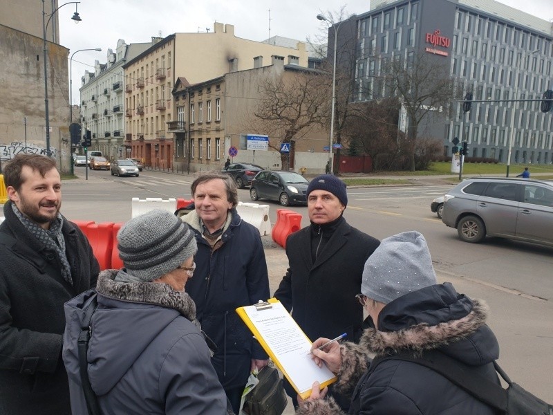 Nie chcą alei Adamowicza w Łodzi. Pikieta w centrum miasta. A jakie jest Twoje zdanie? SONDA