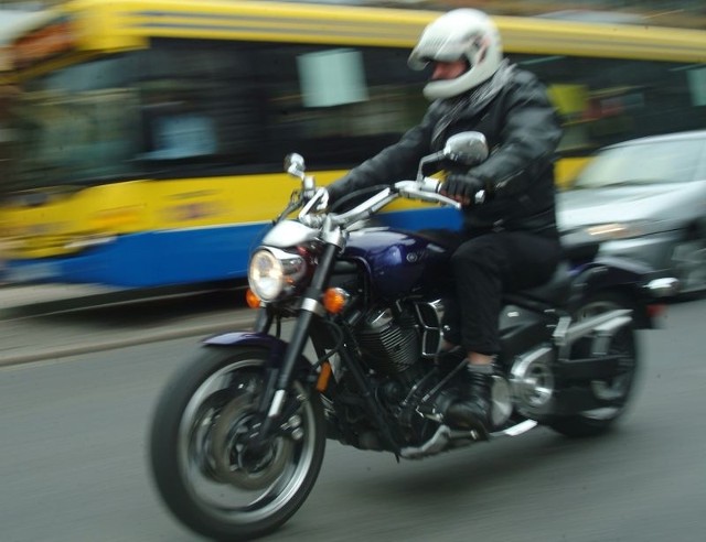 Motocyklista na słupskiej ulicy Tuwima.