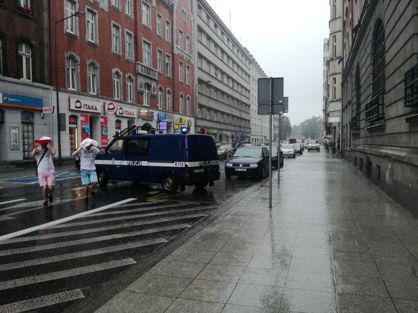 Alarm bombowy w Katowicach: zamknięta ulica Moniuszki. Służby sprawdzają podejrzaną walizkę