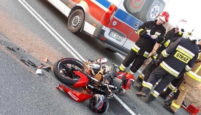 Wypadek z motocyklistką w Gotkowicach na DK 94. Po ranną przyleciał helikopter ratunkowy