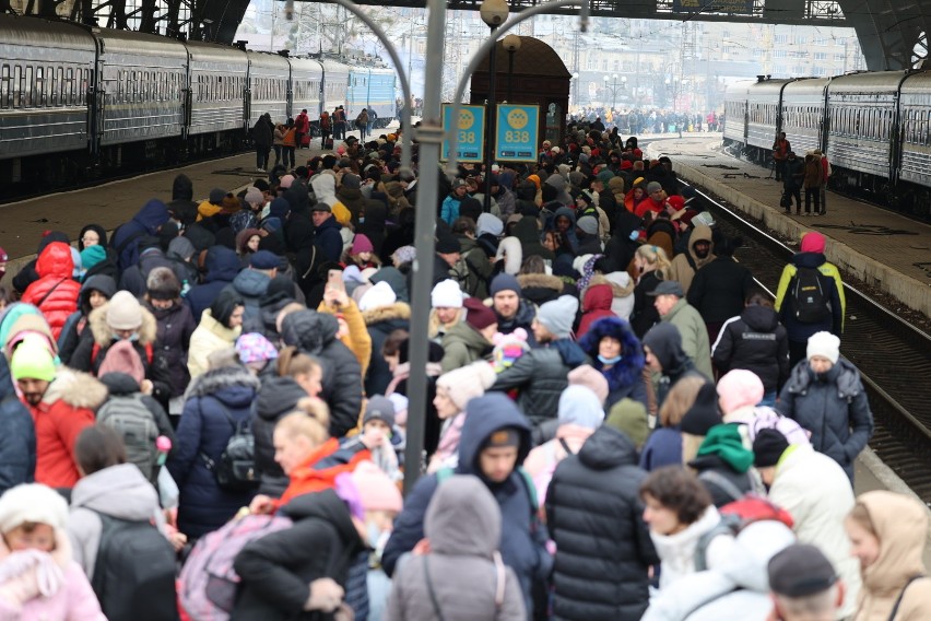 Dworzec we Lwowie: mieszkańcy miasta uciekają przed wojną. Zdjęcia Roberta Kwiatka, który jest na miejscu