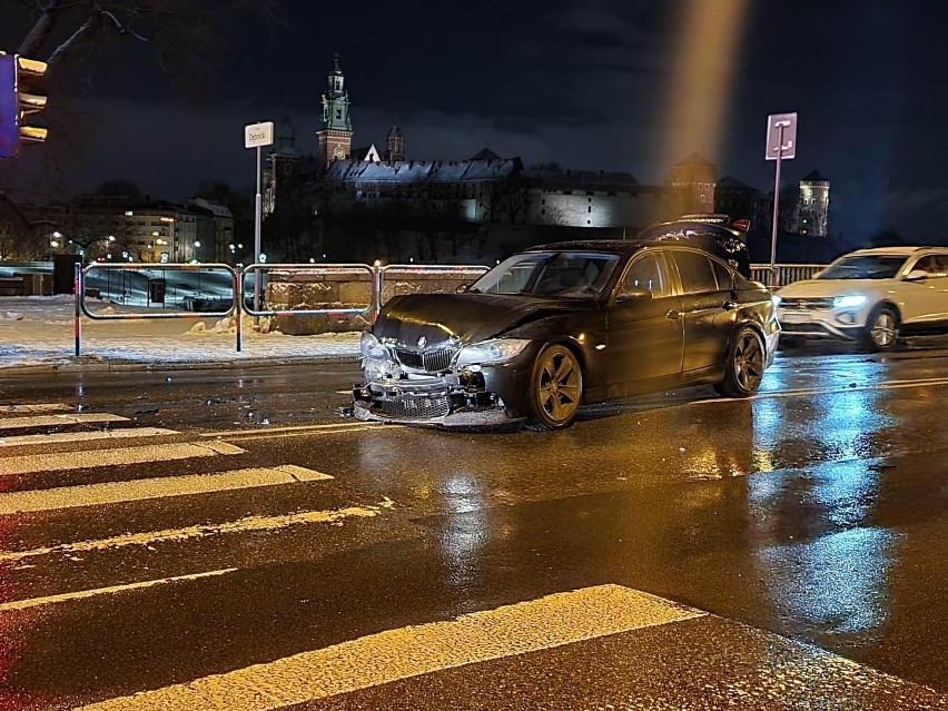 Wypadek pod Jubilatem w Krakowie. BMW zderzyło się z dostawczakiem