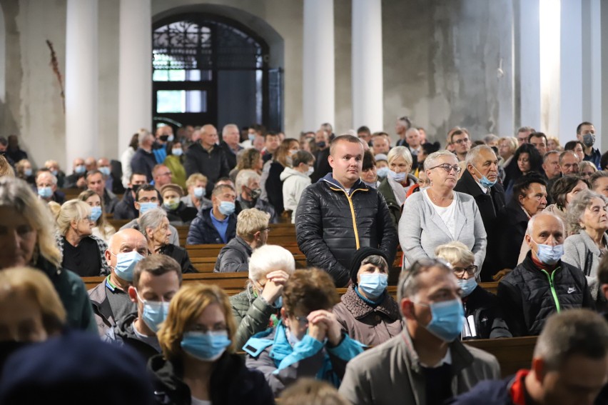 Zakończenie tygodniowego odpustu na Świętym Krzyżu. Niedziela była poświęcona chorym. Mszy przewodniczył arcybiskup Depo [ZDJĘCIA]