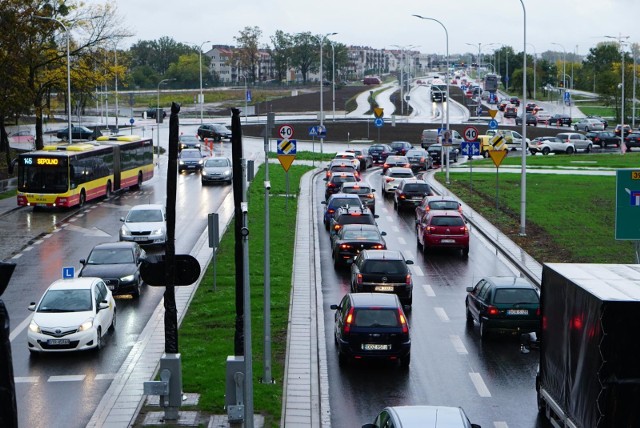 Od soboty kierowców i pasażerów komunikacji miejskiej czeka sporo zmian w organizacji ruchu. Część z nich związana jest z remontami, inne natomiast z wydarzeniami, jakie będą miały miejsce w mieście w ciągu najbliższych dni.Zobacz na kolejnych slajdach co zmieni się w ruchu - posługuj się klawiszami strzałek, myszką lub gestami