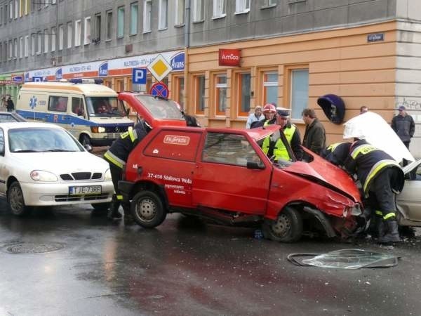 Tuż po zderzeniu samochodów.