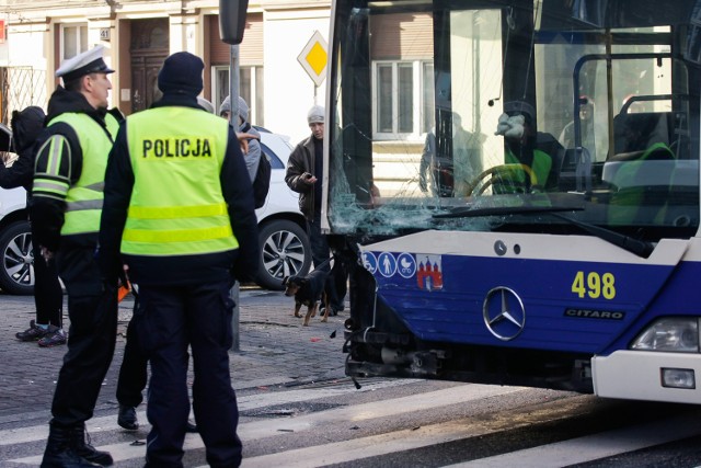 Wypadek samochodu z autobusem. // Zdjęcie ilustracyjne