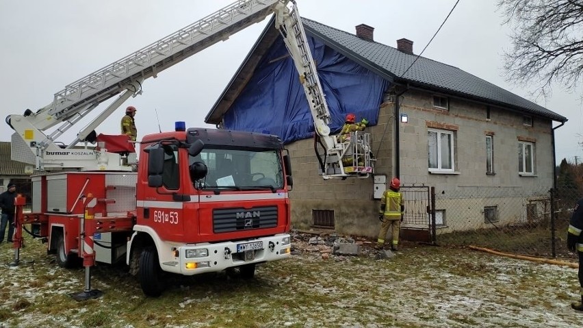 Wichura w powiecie wyszkowskim (29-31.01.2022). Zerwane dachy, połamane drzewa. Na szczęście nikt nie ucierpiał. Zdjęcia