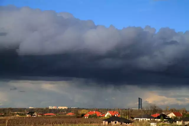 Burzowe chmury będą napływały nad Wrocław z kierunku południowego