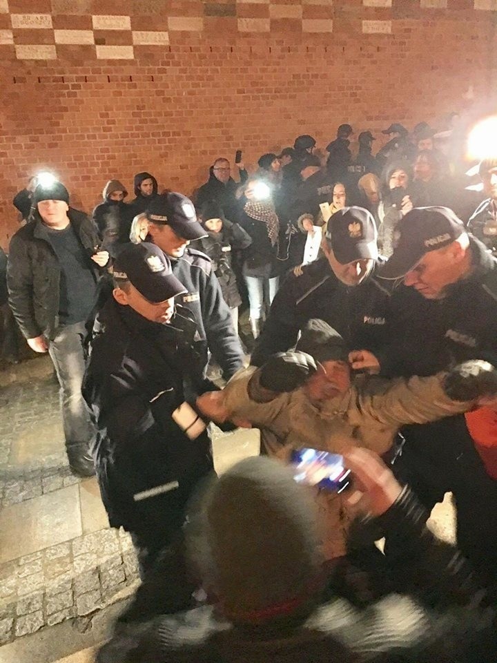 Demonstracja na Wawelu. Interweniowała policja