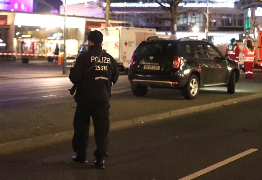 Niemcy: Zamach na Breitscheidplatz w Berlinie. Ciężarówka wjechała w ludzi na jarmarku świątecznym